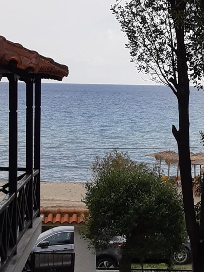 Sofia'S Pearl Beachfront Maisonette Nea Kallikrateia Buitenkant foto